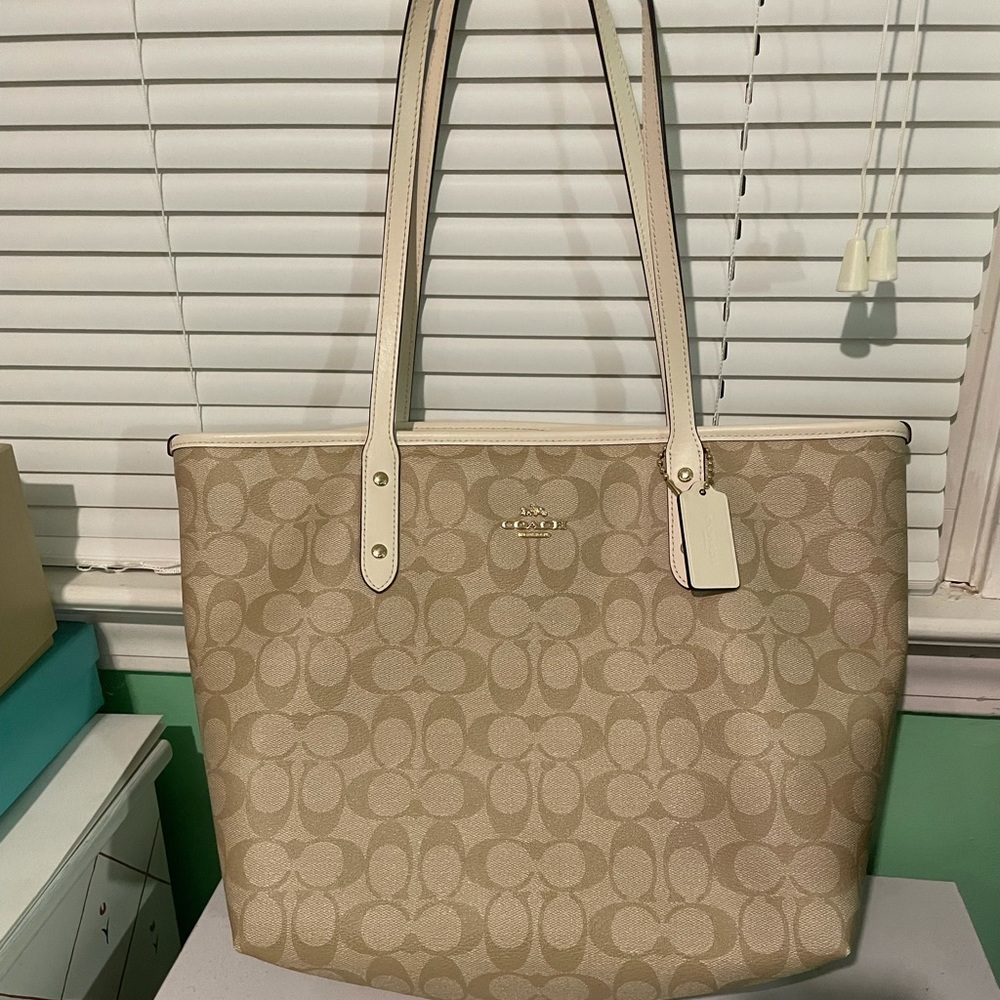 AMAZING condition Coach white and beige tote bag. Barely worn.